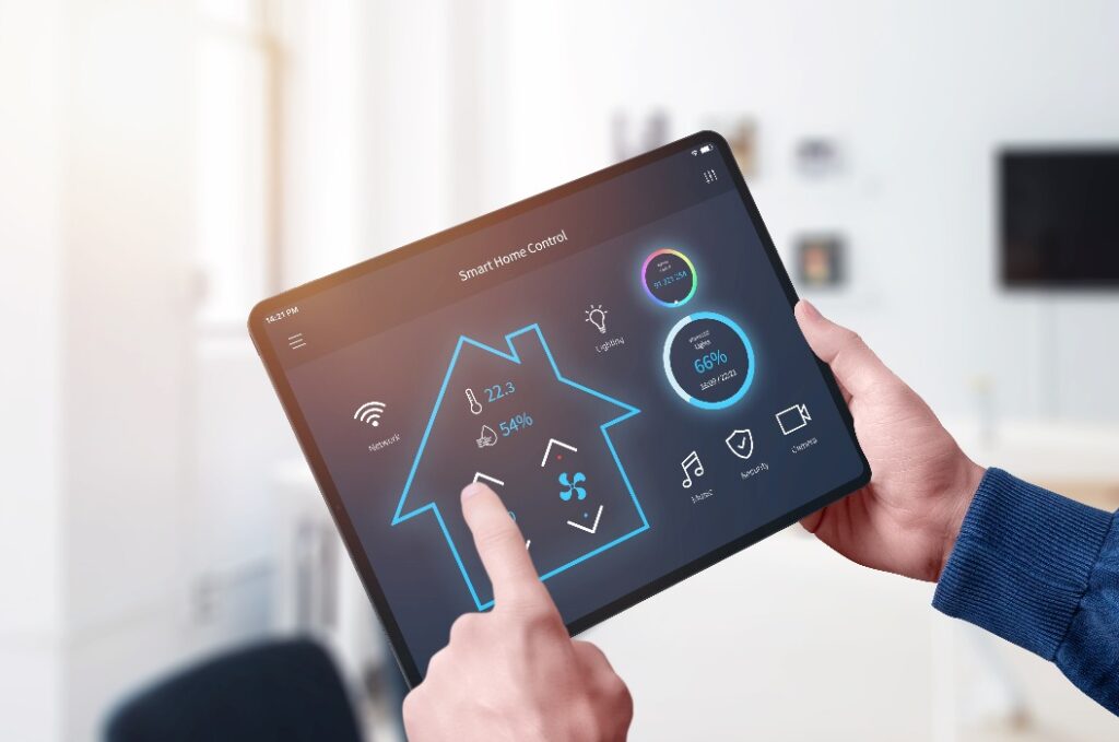 Smart-Home-Steuerungssystem-App-Konzept auf Tablet-Display in Menschenhänden