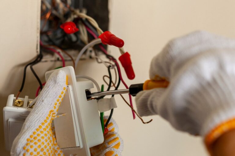 Ein Elektriker tauscht einen Wandschalter aus. Ein Konzept für ein Heimwerkerprojekt